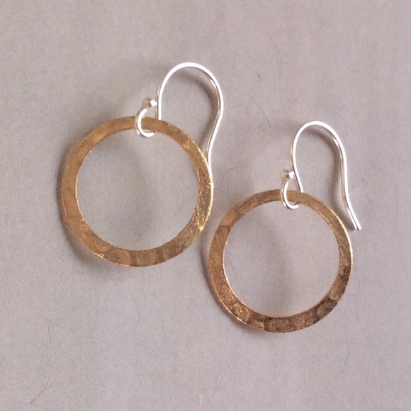 New lightweight Sundance charm Earrings Silver / Gold Plated hammered circles - Picture 3 of 4